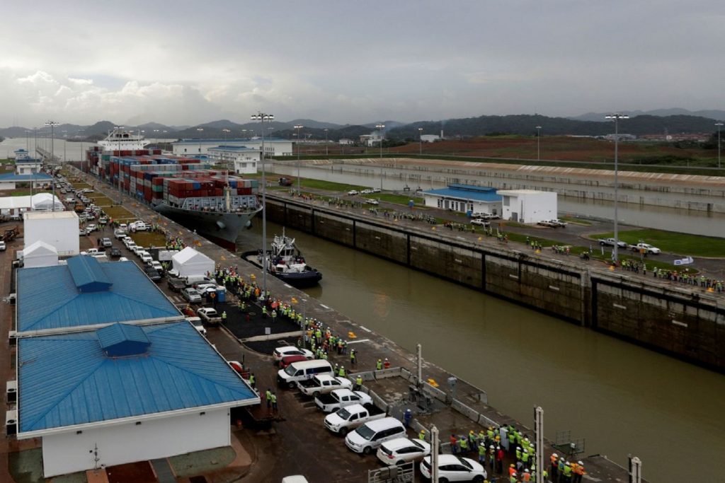 El Canal de Panamá se está quedando sin agua por la sequía. Y eso está encareciendo el comercio marítimo.